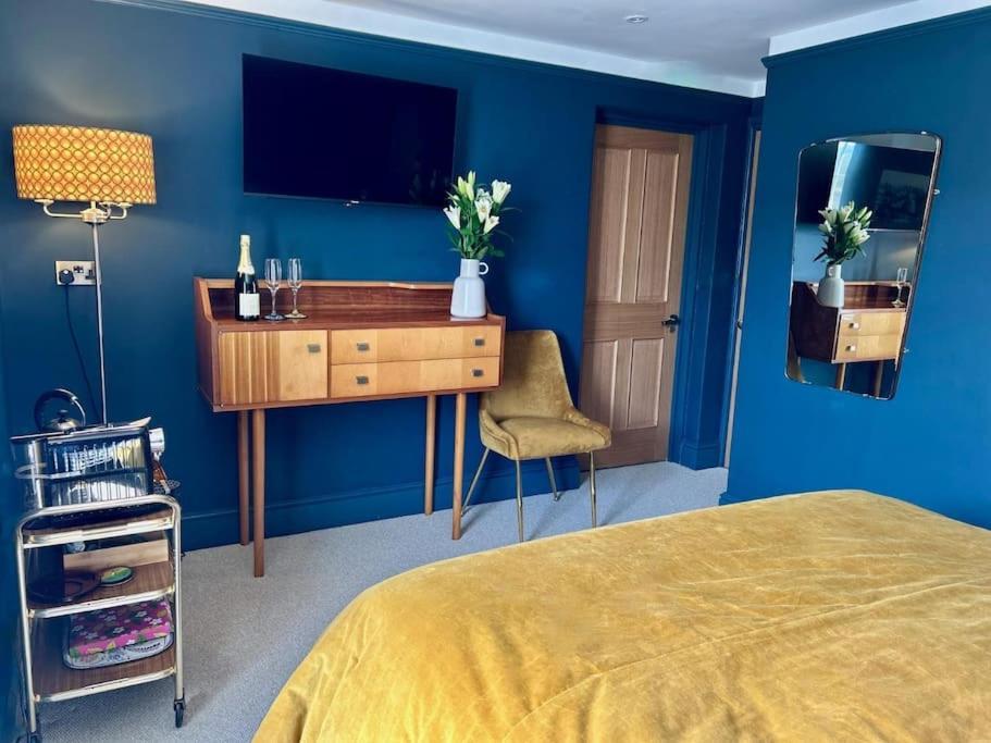 Stylish Retro Hotel Room Above Pub Shepton Mallet Exteriér fotografie